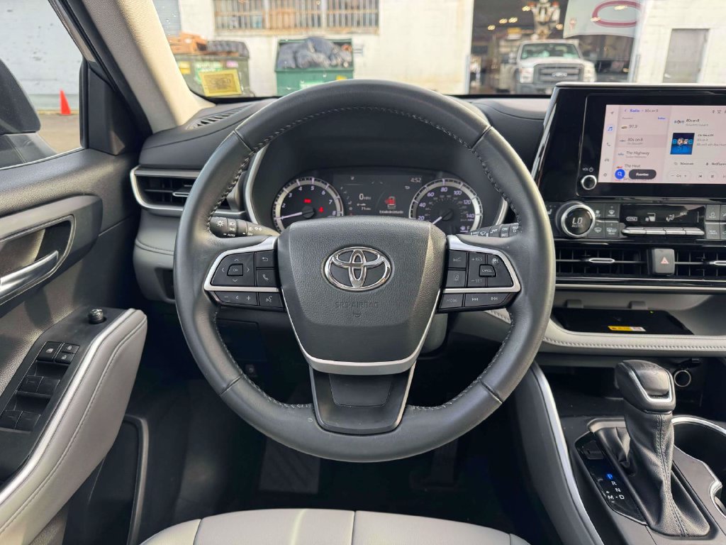 Used 2023 Toyota Highlander XLE AWD/4WD image 23