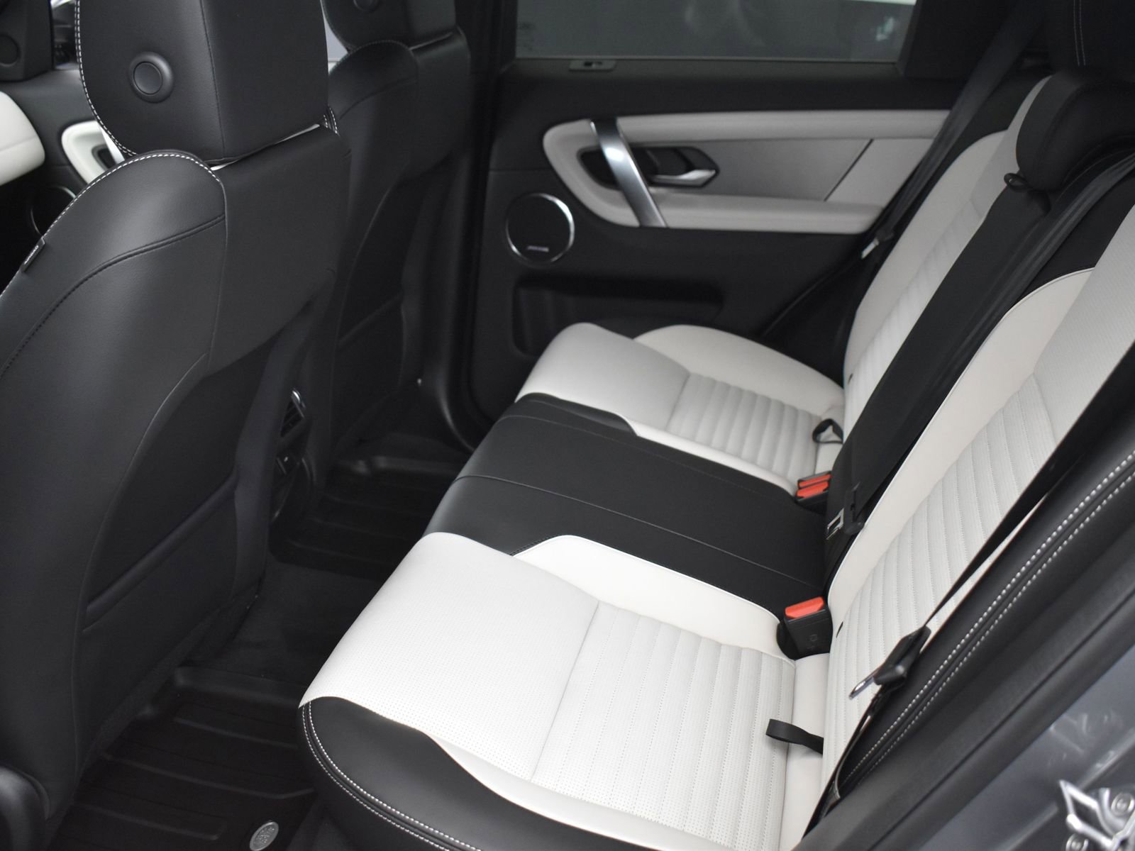 New 2024 Land Rover Discovery Sport Dynamic SE image 6