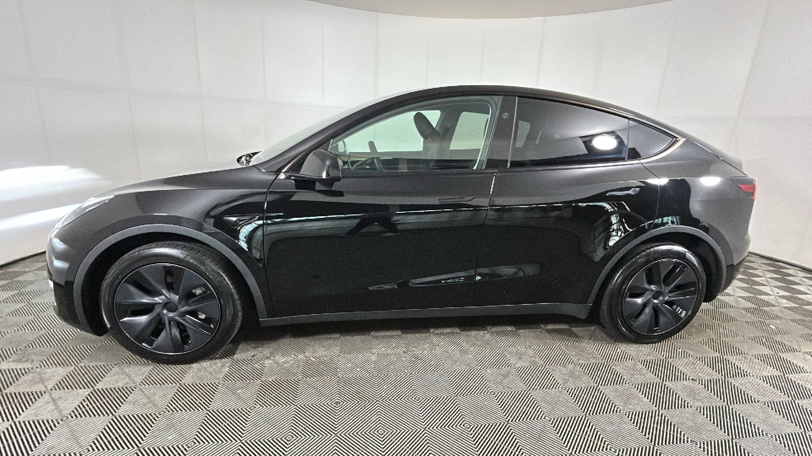 Used 2024 Tesla Model Y Long Range AWD/4WD image 5