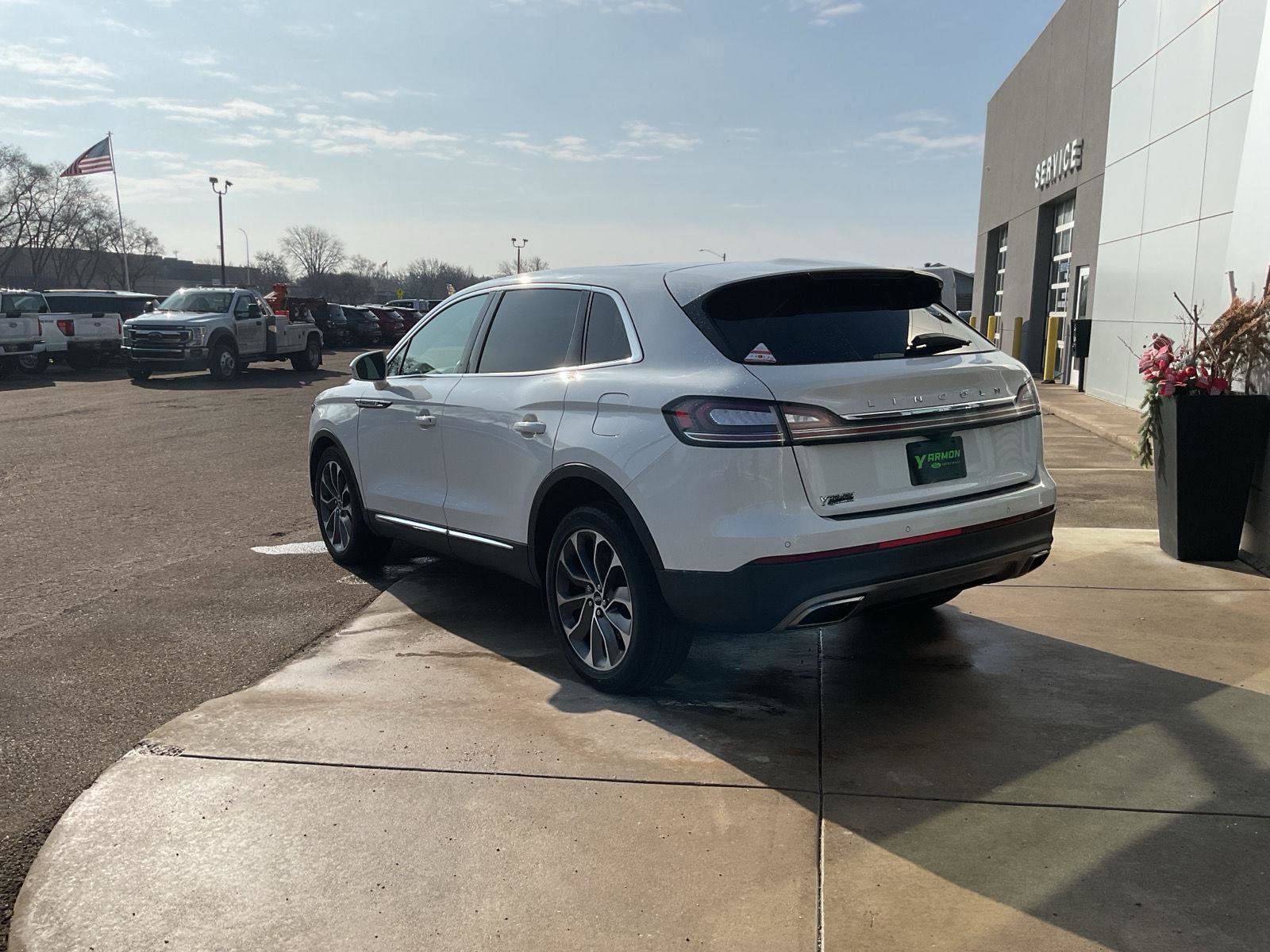 Used 2023 Lincoln Nautilus Reserve image 3