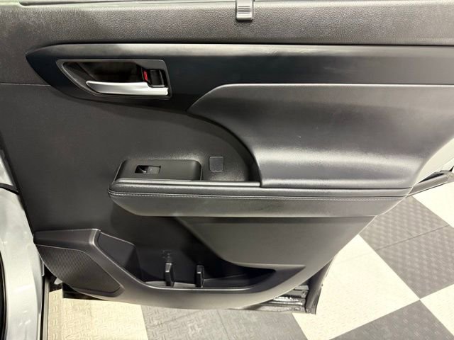 Used 2025 Toyota Highlander Platinum image 26