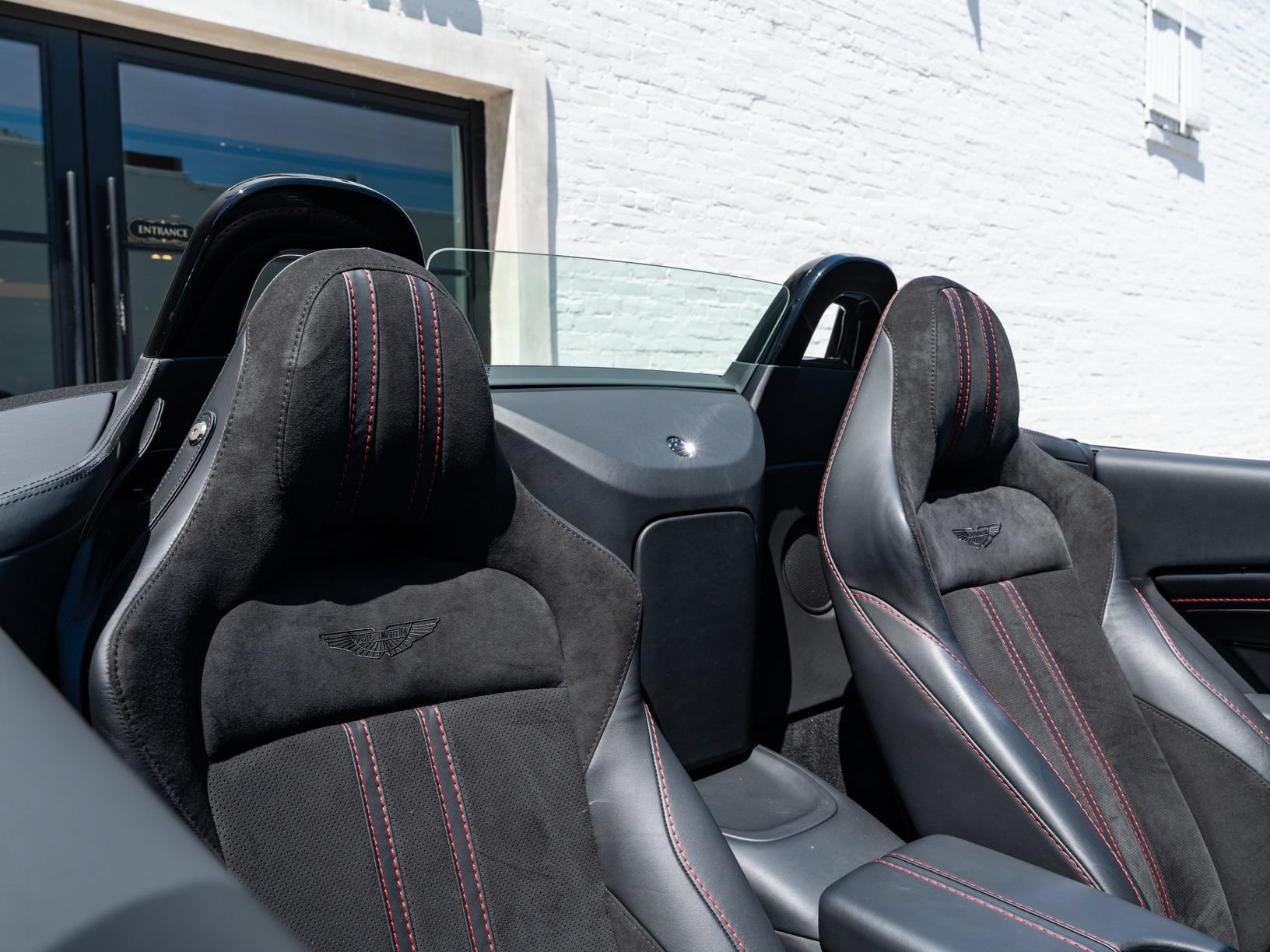 Used 2023 Aston Martin V8 Vantage Roadster RWD image 22