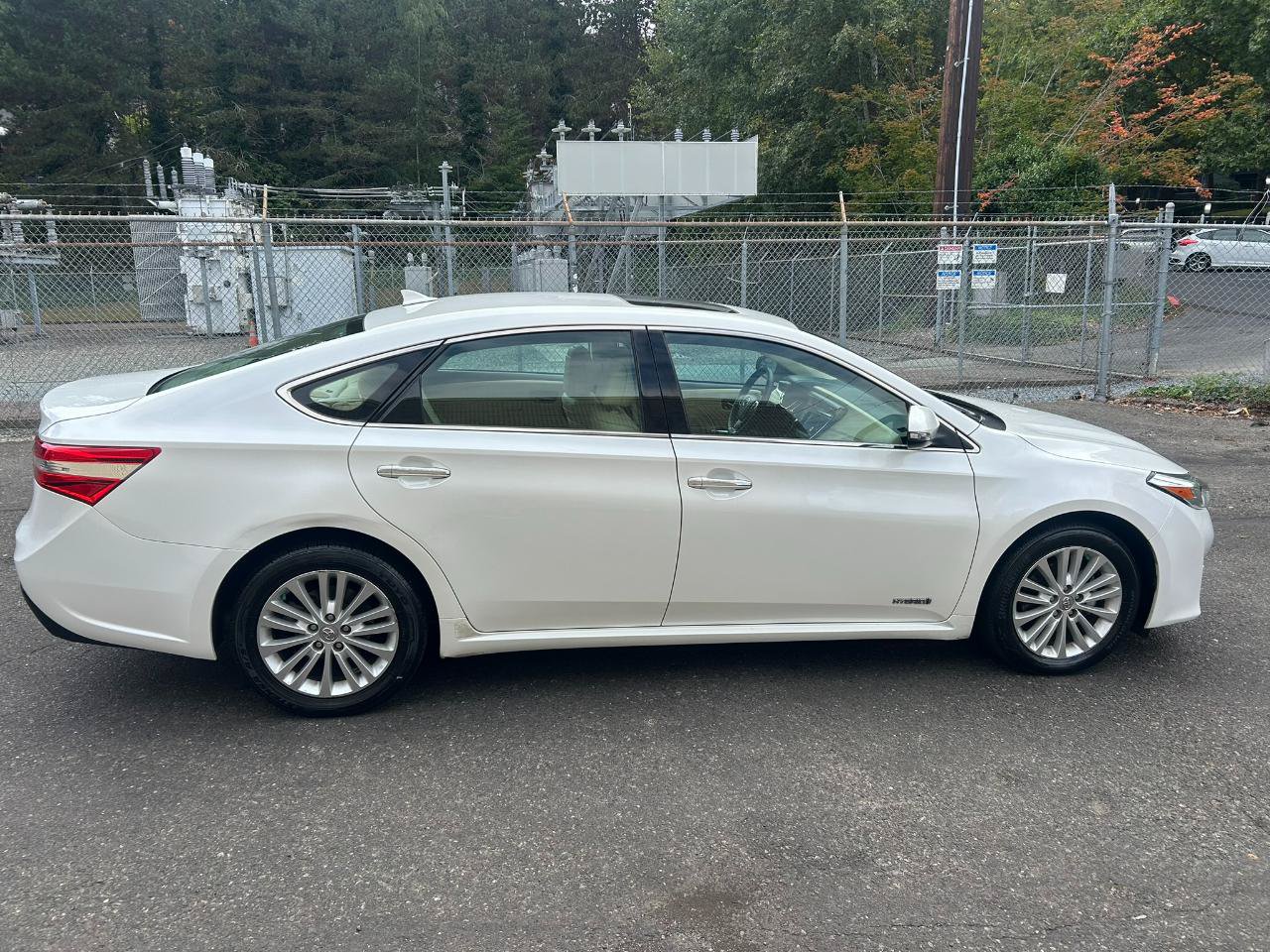 Used 2014 Toyota Avalon Limited FWD image 4