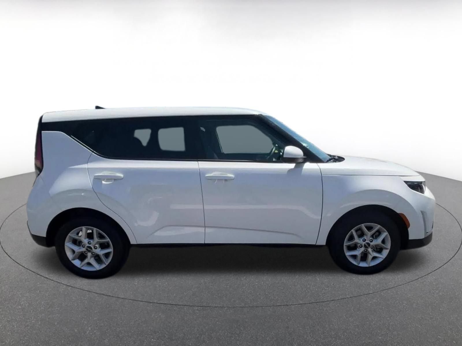 Used 2025 Kia Soul LX w/ LX Technology Package FWD image 16