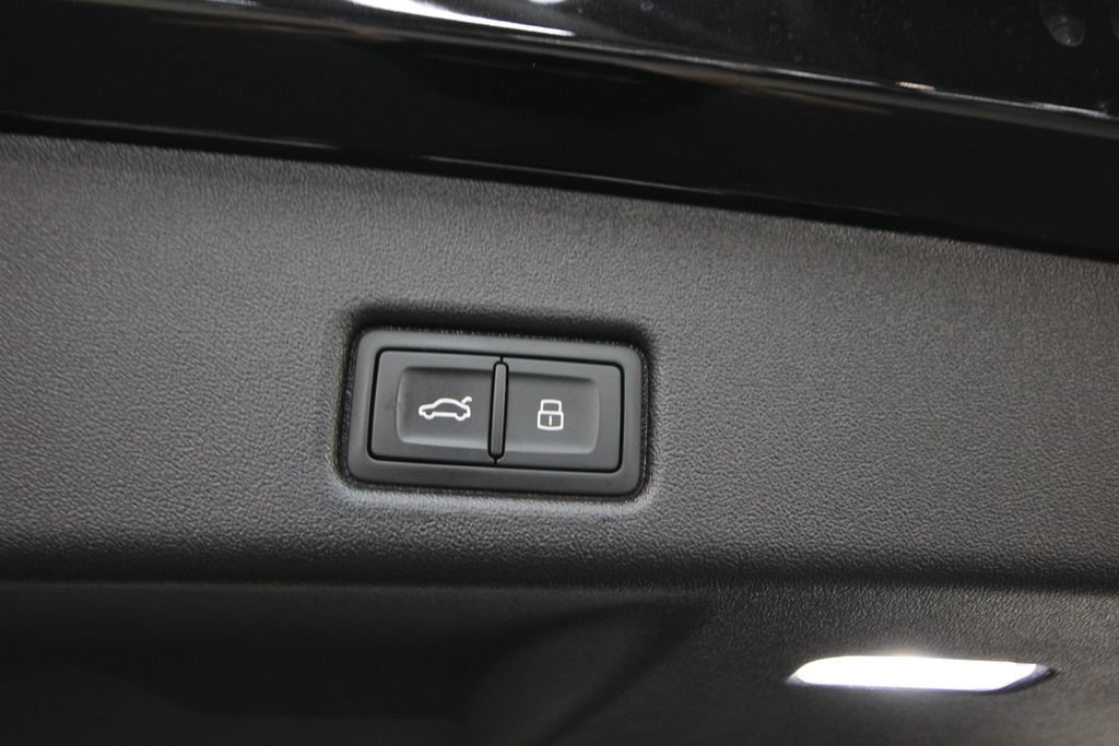Used 2025 Audi Q5 Premium w/ Convenience Package AWD/4WD image 7