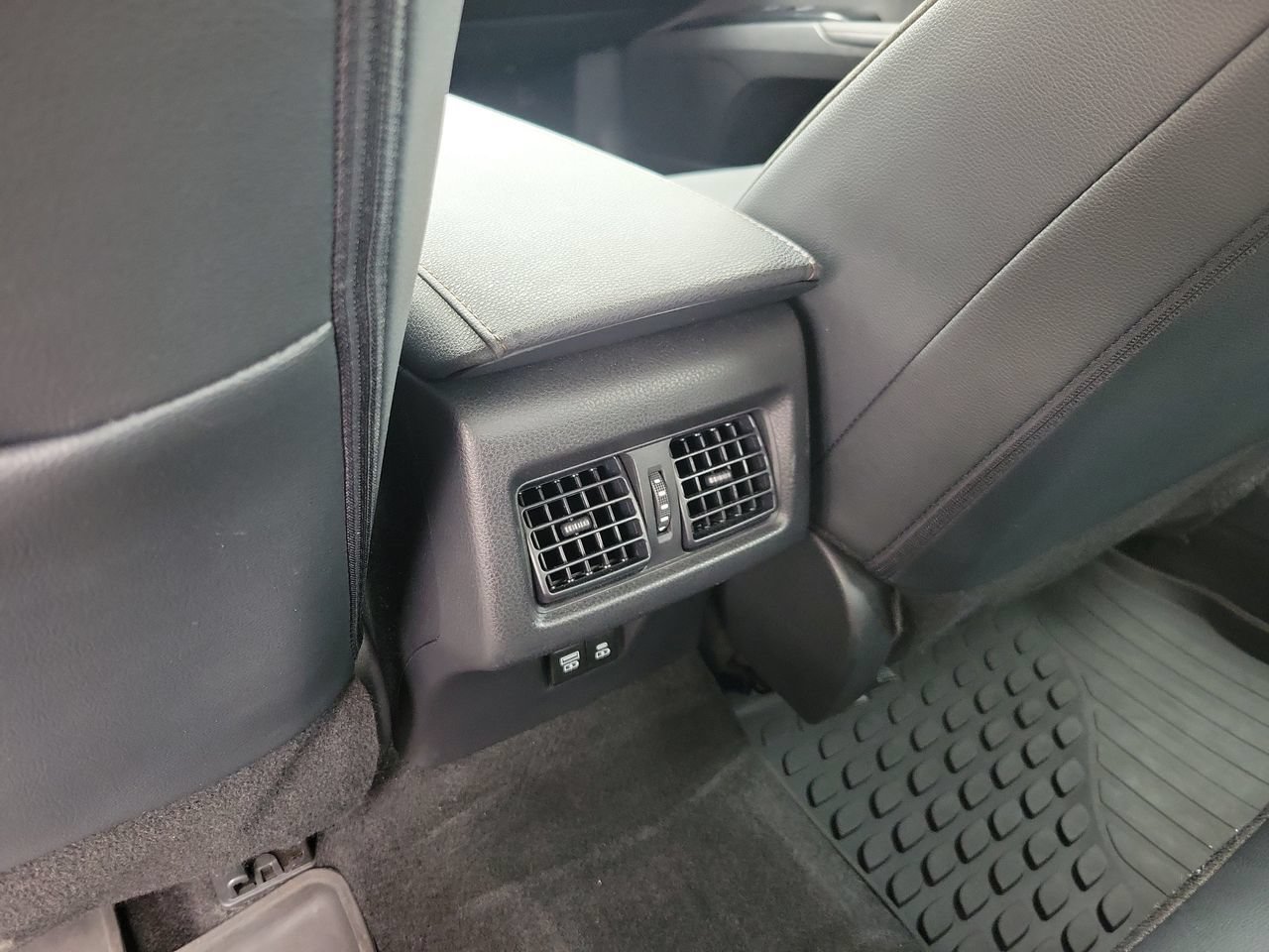 Used 2025 Toyota Camry XLE AWD/4WD image 12