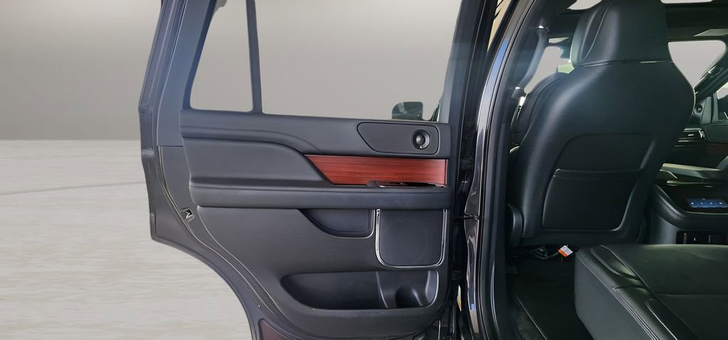 Used 2023 Lincoln Navigator Reserve image 16