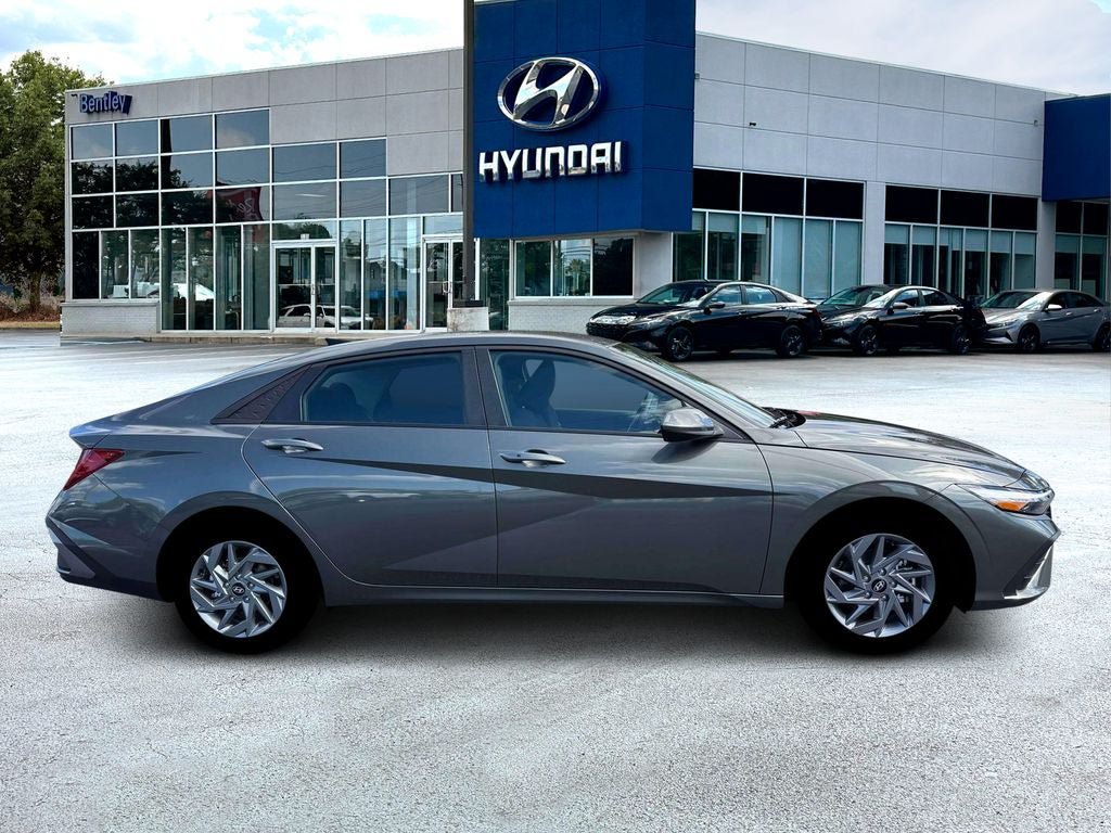 New 2026 Hyundai Elantra Hybrid FWD image 11