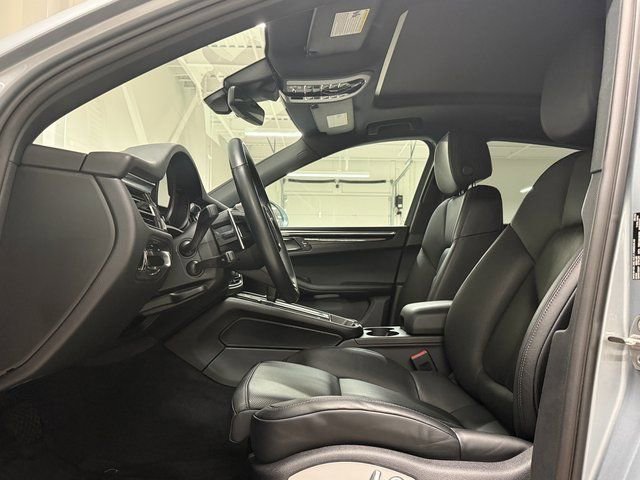 Certified 2024 Porsche Macan image 5