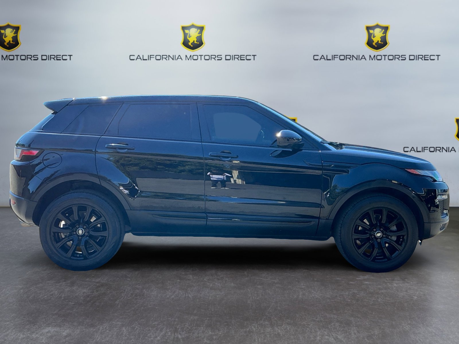 Used 2019 Land Rover Range Rover Evoque SE image 4
