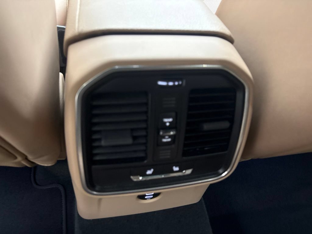 Certified 2024 Porsche Macan AWD/4WD image 30
