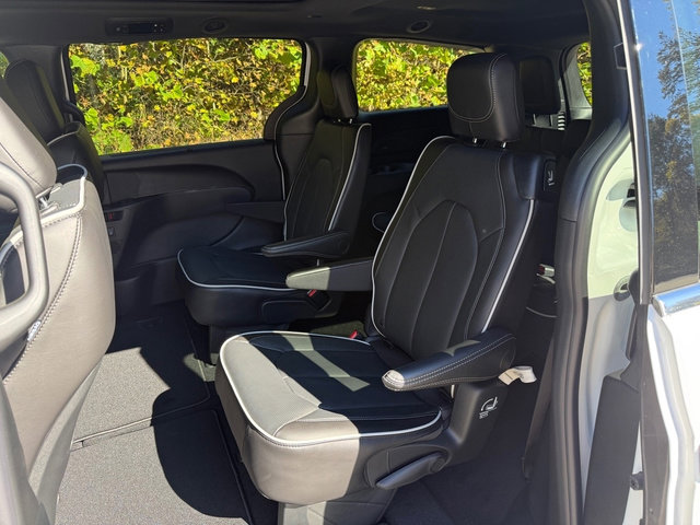 New 2026 Chrysler Pacifica Limited image 16