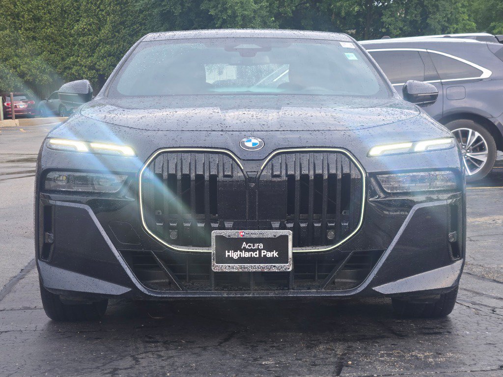 Used 2025 BMW 740i xDrive w/ Premium Package AWD/4WD image 4
