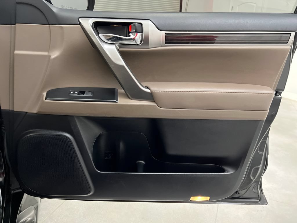 Used 2022 Lexus GX 460 Premium w/ Accessory Package AWD/4WD image 32