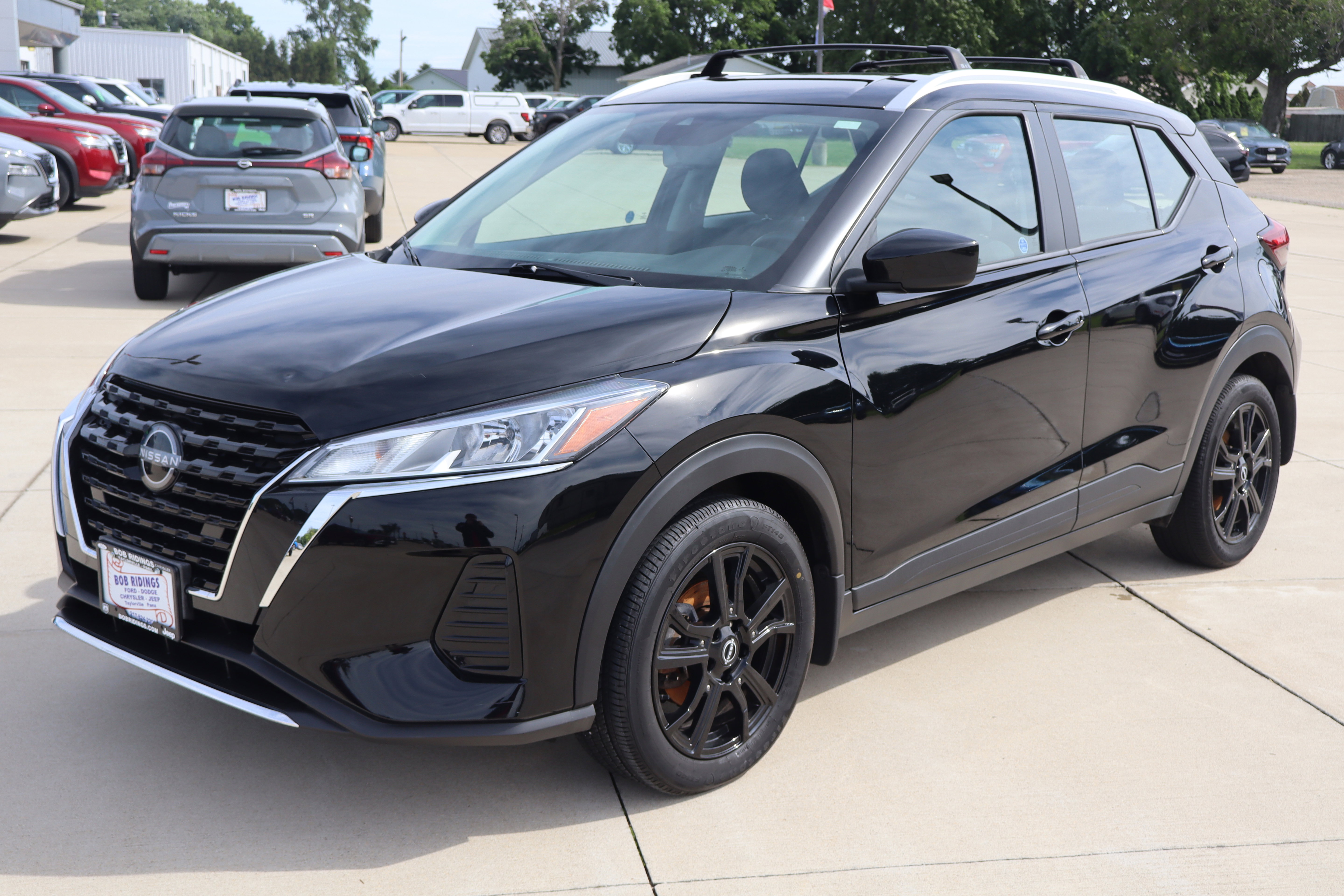 Used 2023 Nissan Kicks SV w/ Interior Electronics Package FWD image 2