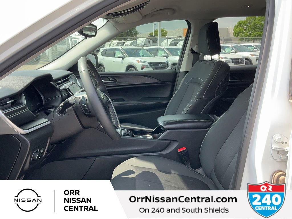 Used 2023 Jeep Grand Cherokee L Laredo AWD/4WD image 19
