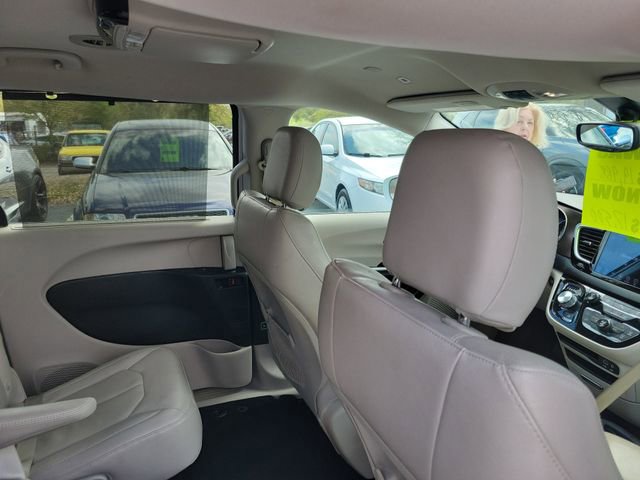 Used 2018 Chrysler Pacifica Touring-L image 30