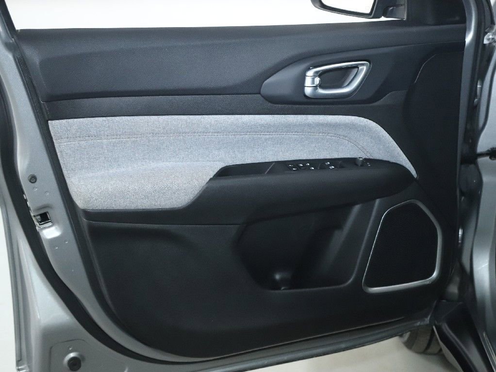 Used 2024 Jeep Compass Latitude image 15