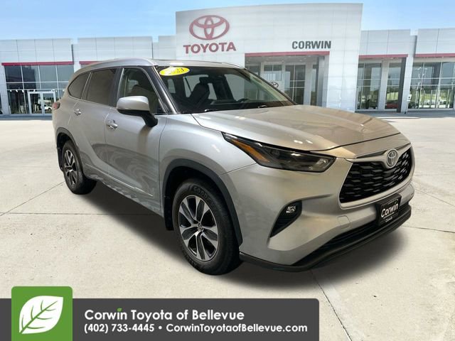 Used 2023 Toyota Highlander XLE image 2