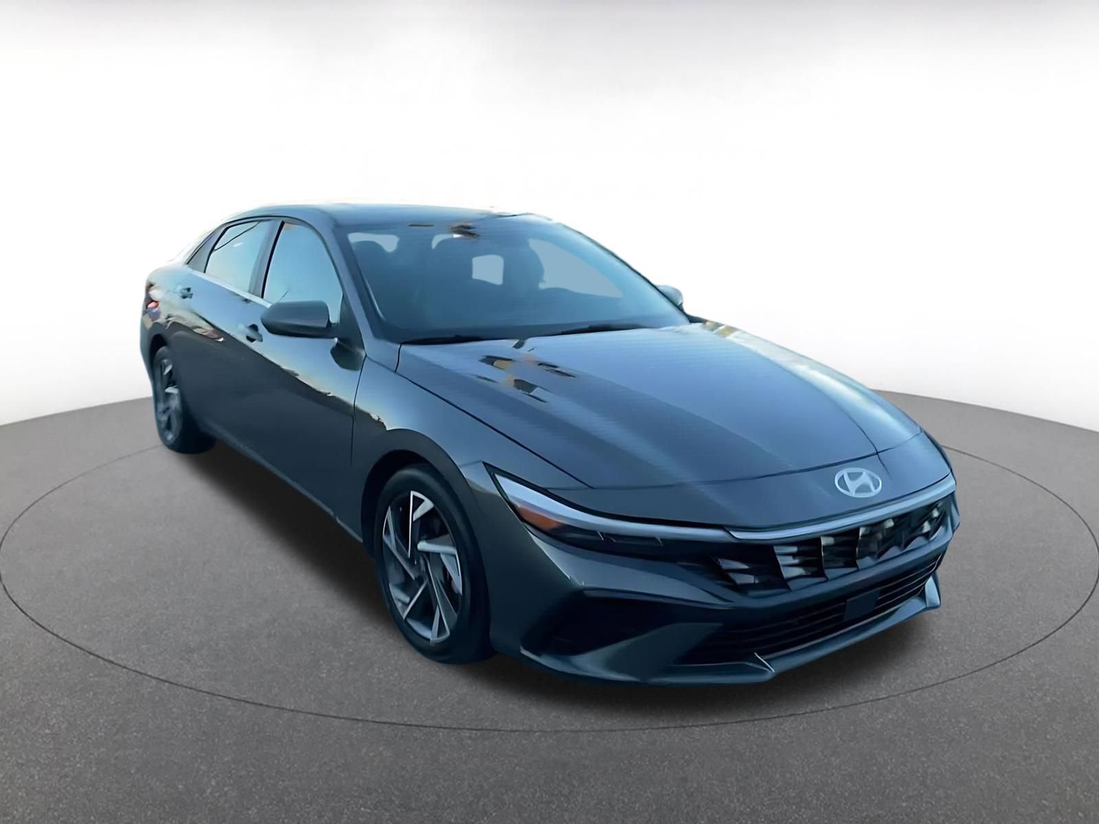 Used 2025 Hyundai Elantra Limited image 3