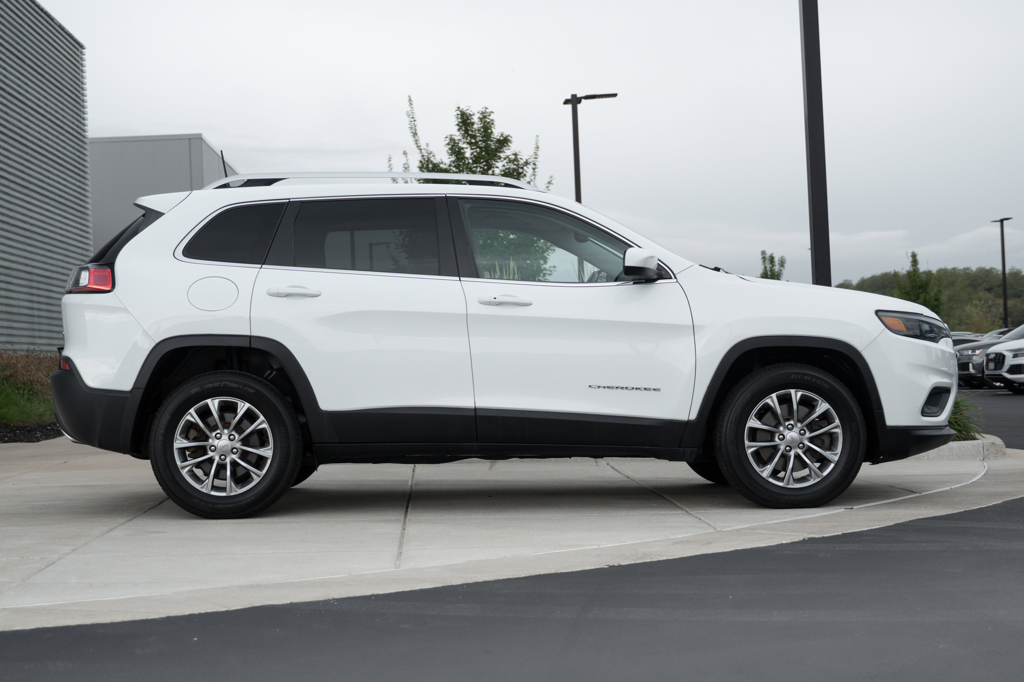 Used 2019 Jeep Cherokee Latitude Plus w/ Comfort/Convenience Group image 3