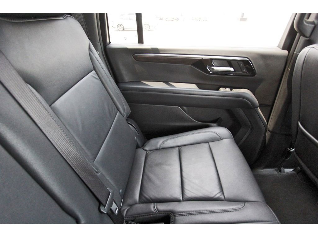 Used 2025 Chevrolet Suburban Z71 AWD/4WD image 11
