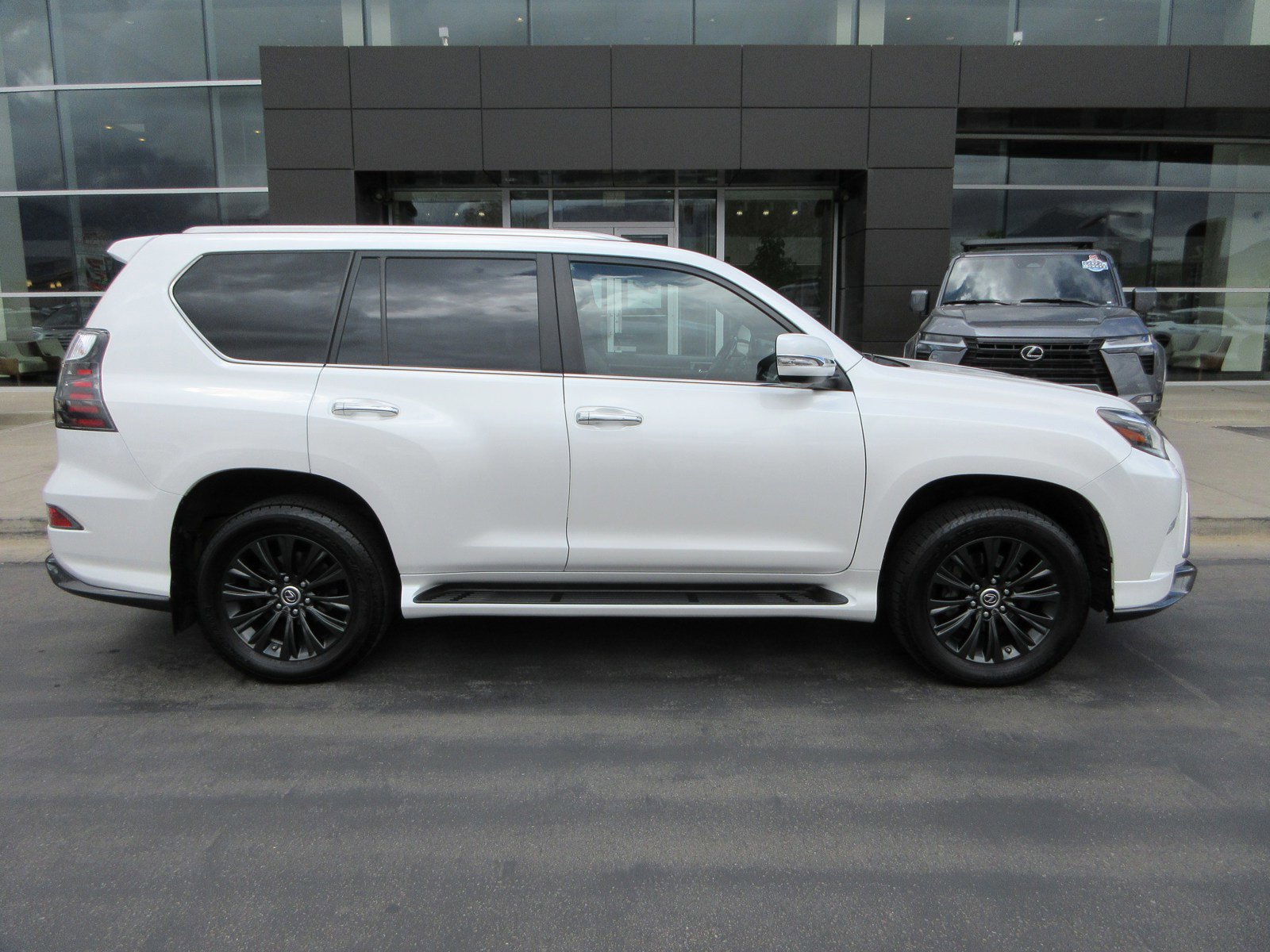 Used 2023 Lexus GX 460 Luxury w/ Sport Design Package AWD/4WD image 11