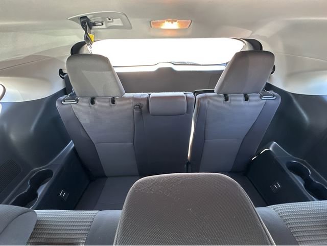 Used 2024 Toyota Highlander LE FWD image 17
