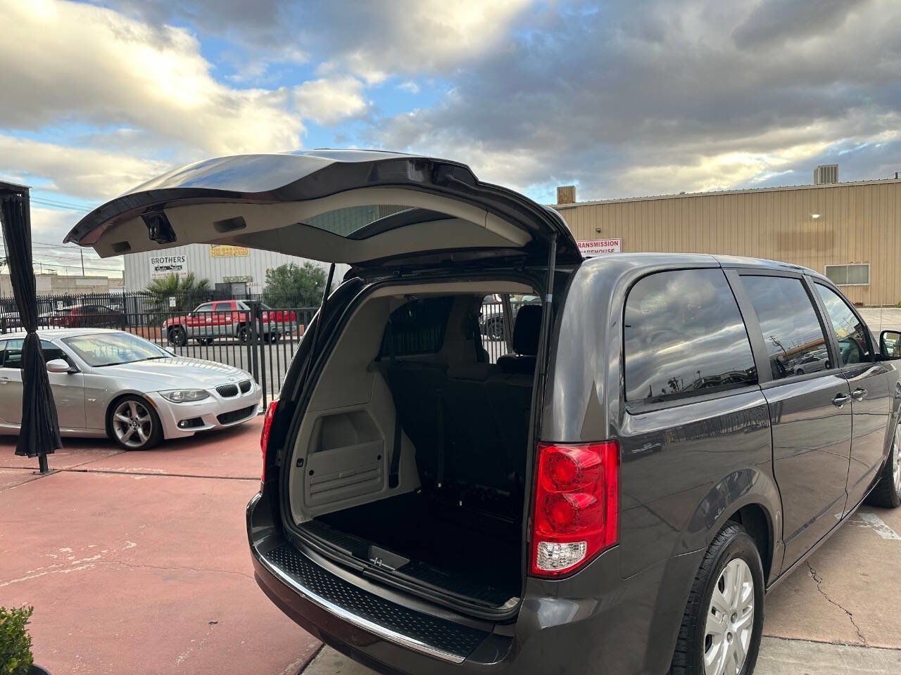Used 2018 Dodge Grand Caravan SE w/ UConnect Hands-Free Group image 15