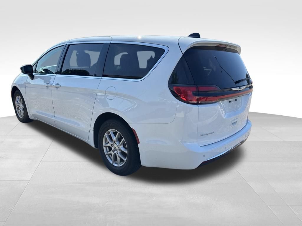 Used 2024 Chrysler Pacifica Touring-L FWD image 3