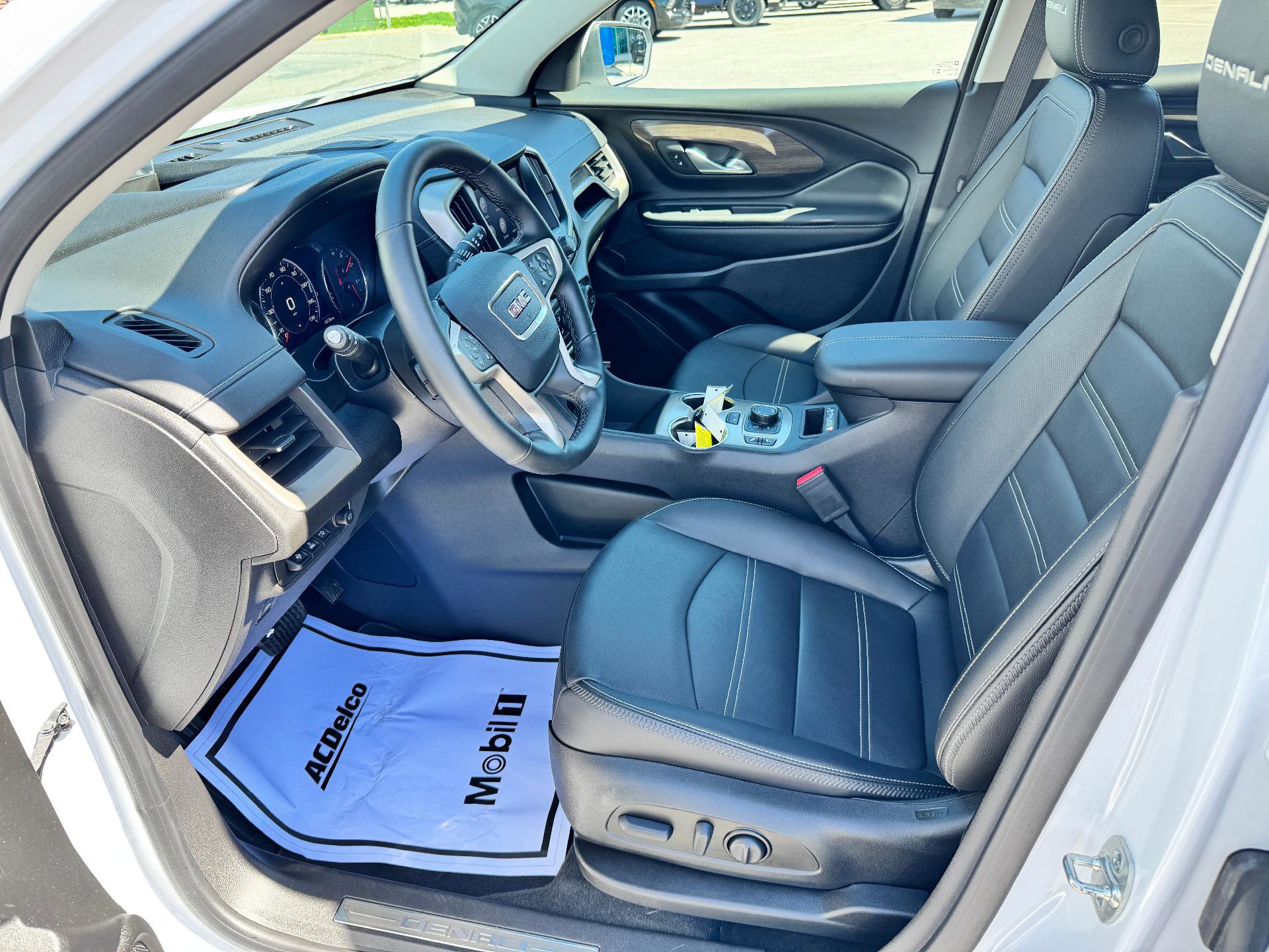 Used 2024 GMC Terrain Denali w/ Denali Premium Package AWD/4WD image 10