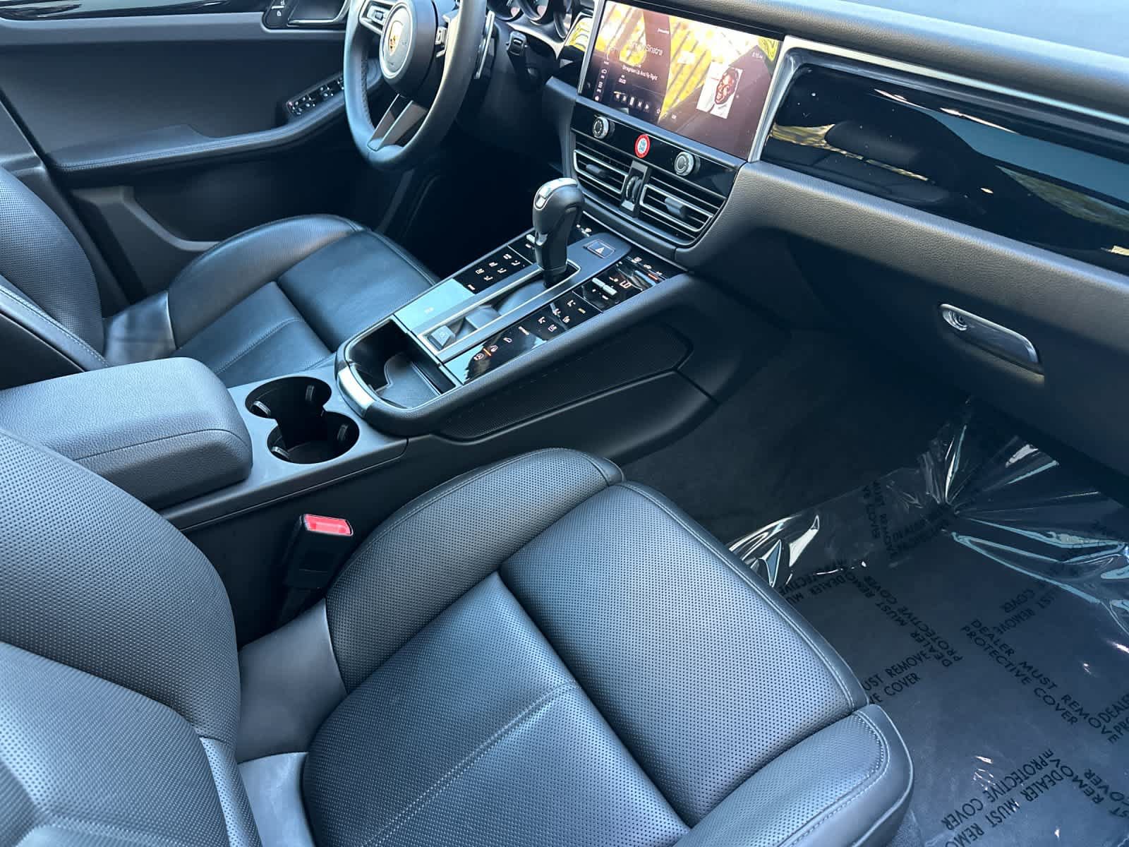Certified 2025 Porsche Macan AWD/4WD image 17