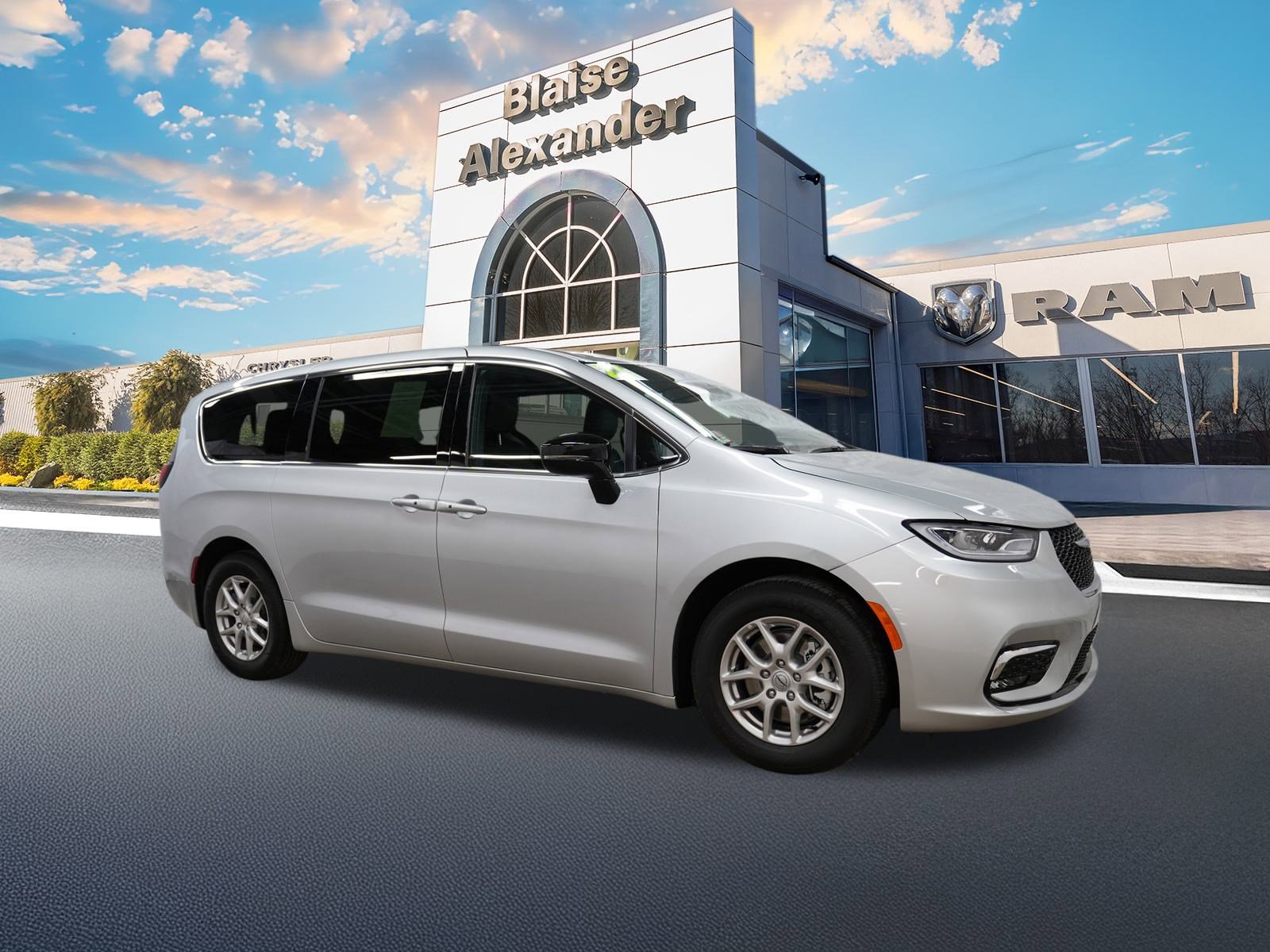 Used 2026 Chrysler Pacifica Select image 1