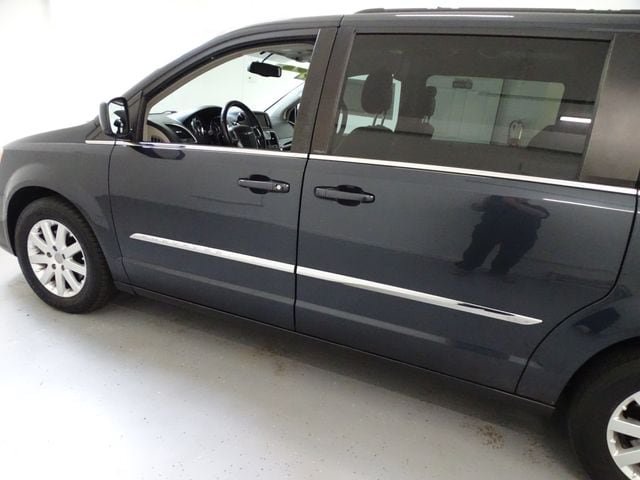 Used 2013 Chrysler Town & Country Touring FWD image 17