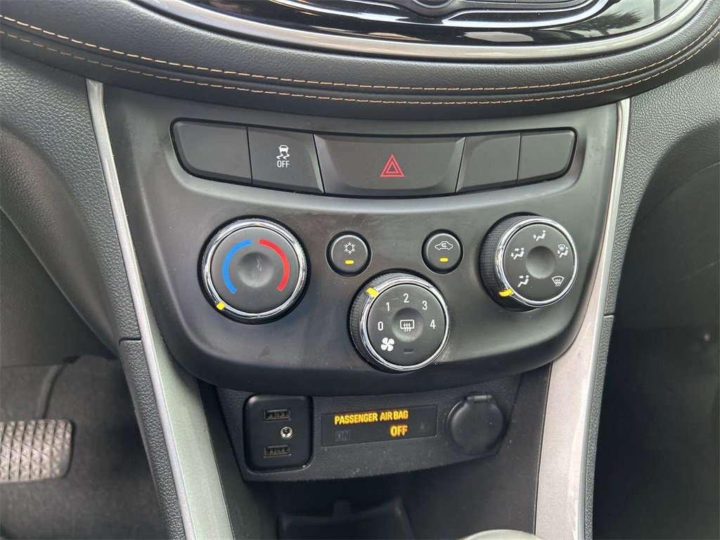 Used 2020 Chevrolet Trax LT w/ LT Convenience Package image 24