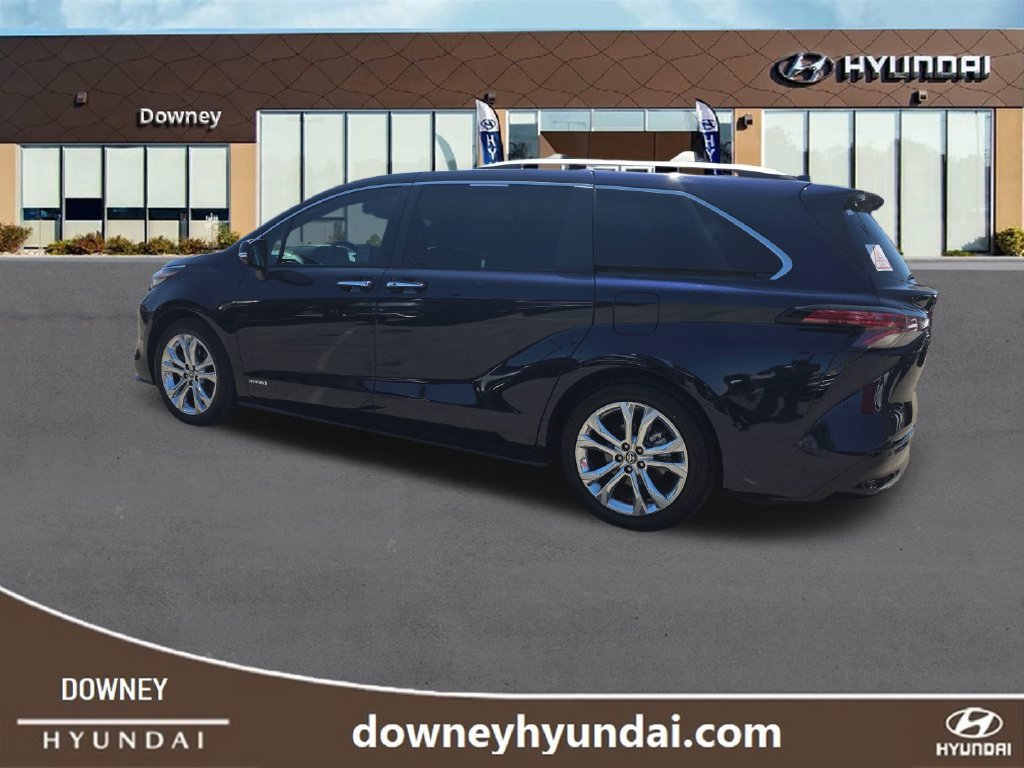 Used 2021 Toyota Sienna Platinum FWD image 3