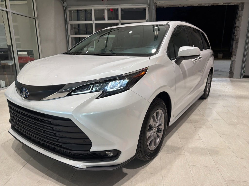 New 2025 Toyota Sienna XLE