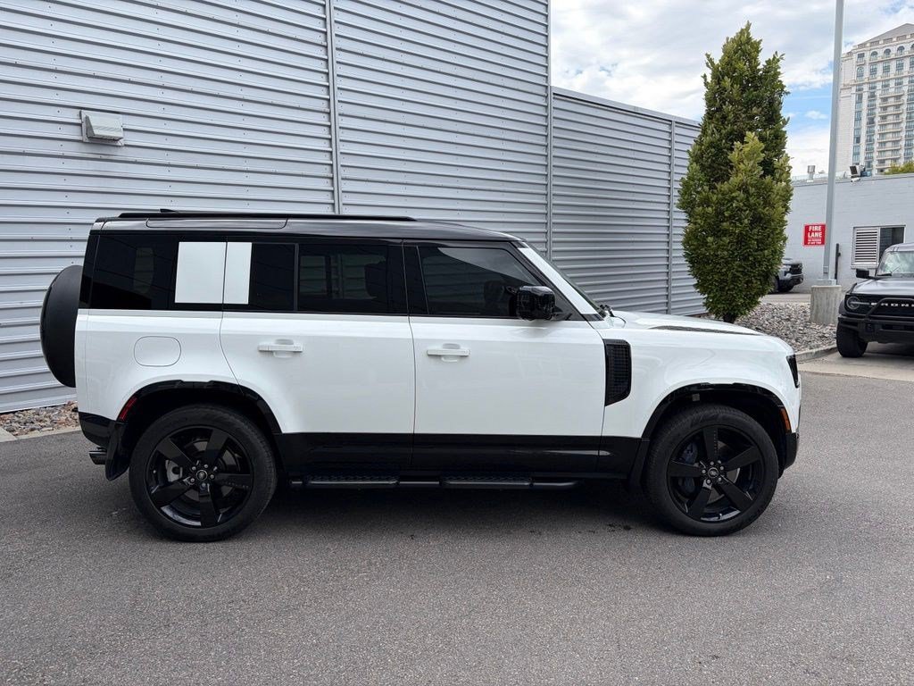 Used 2025 Land Rover Defender 110 X-Dynamic SE AWD/4WD image 10