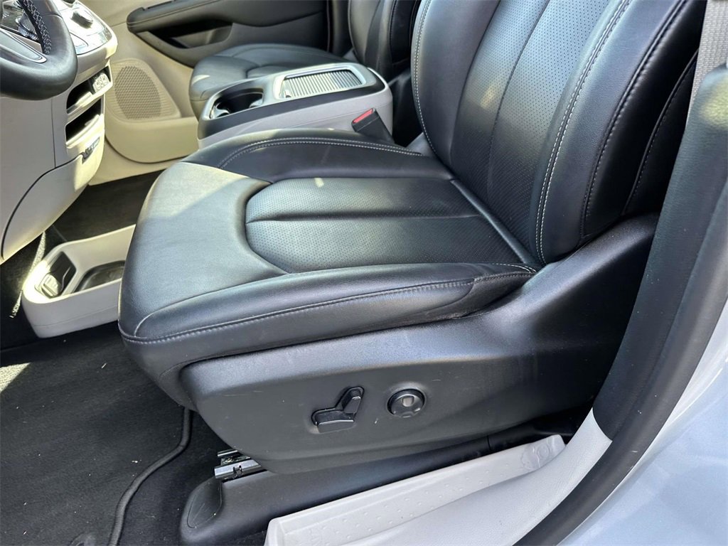 Used 2024 Chrysler Pacifica Touring-L image 17
