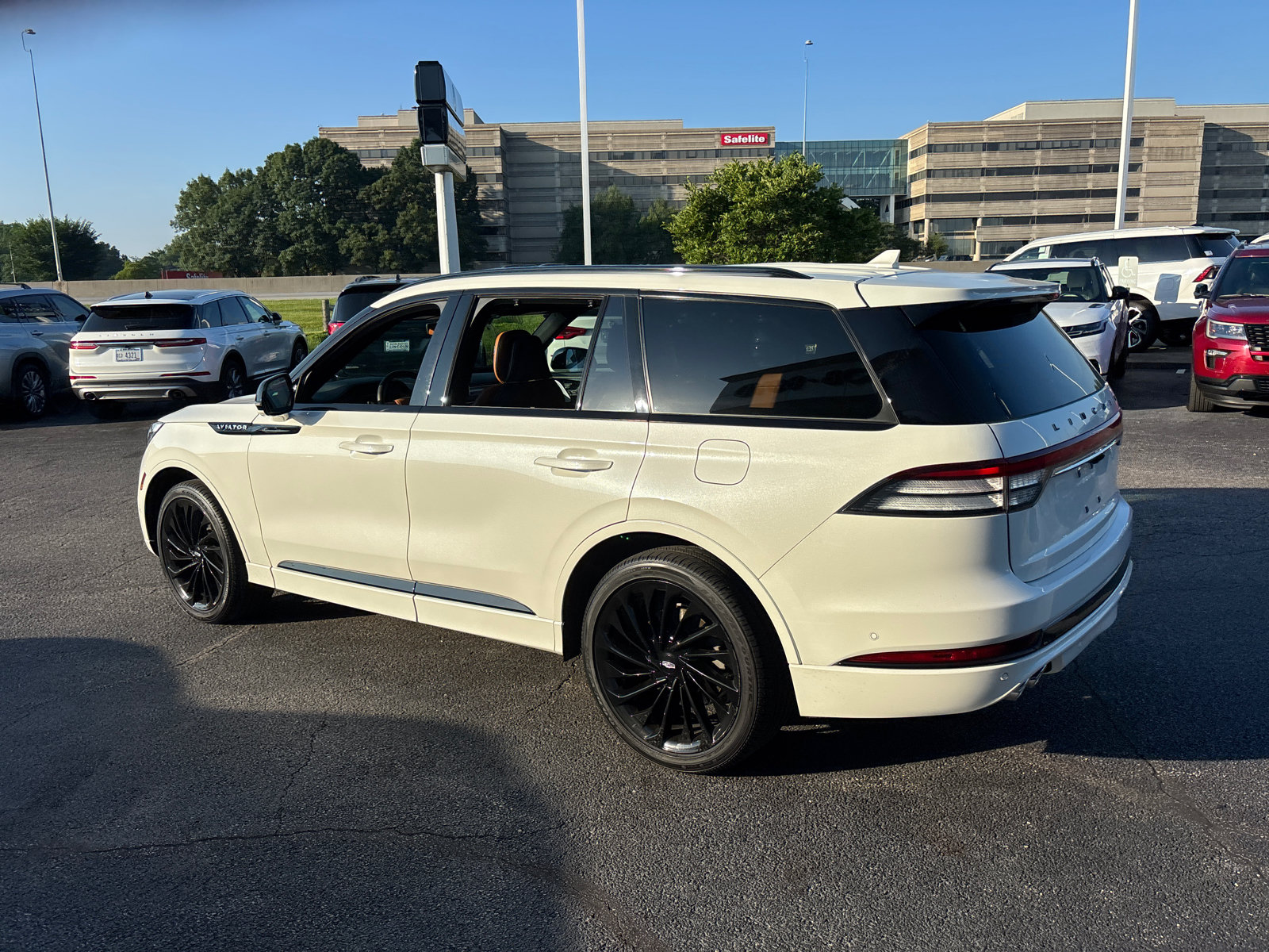 Certified 2024 Lincoln Aviator Black Label w/ Jet Package AWD/4WD image 5