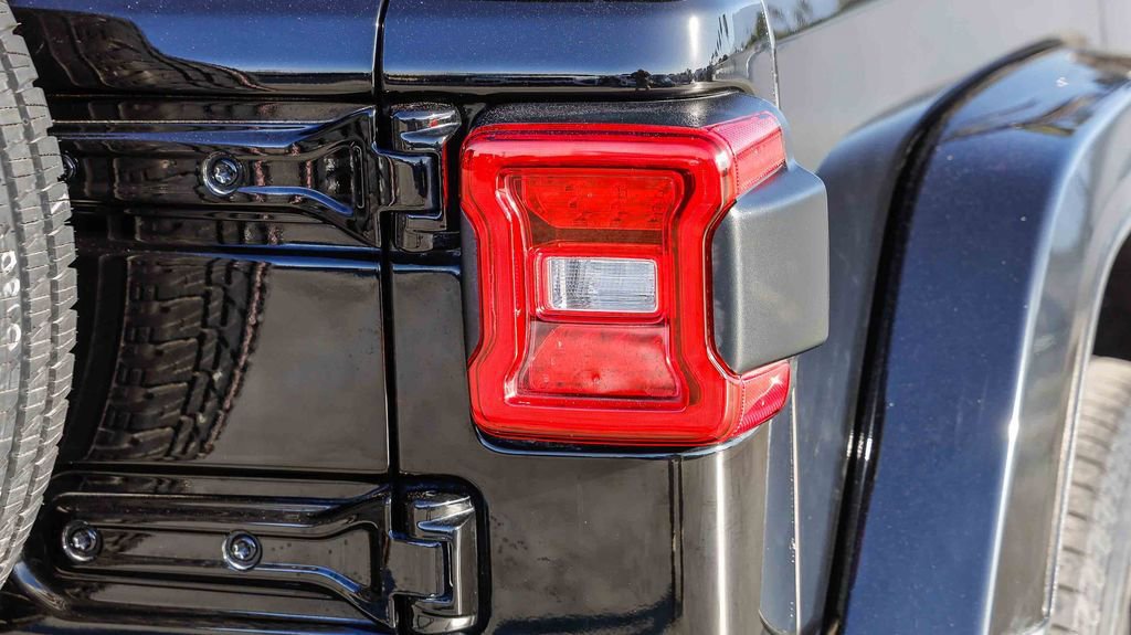 Used 2023 Jeep Wrangler Unlimited Sahara w/ Cold Weather Group image 10