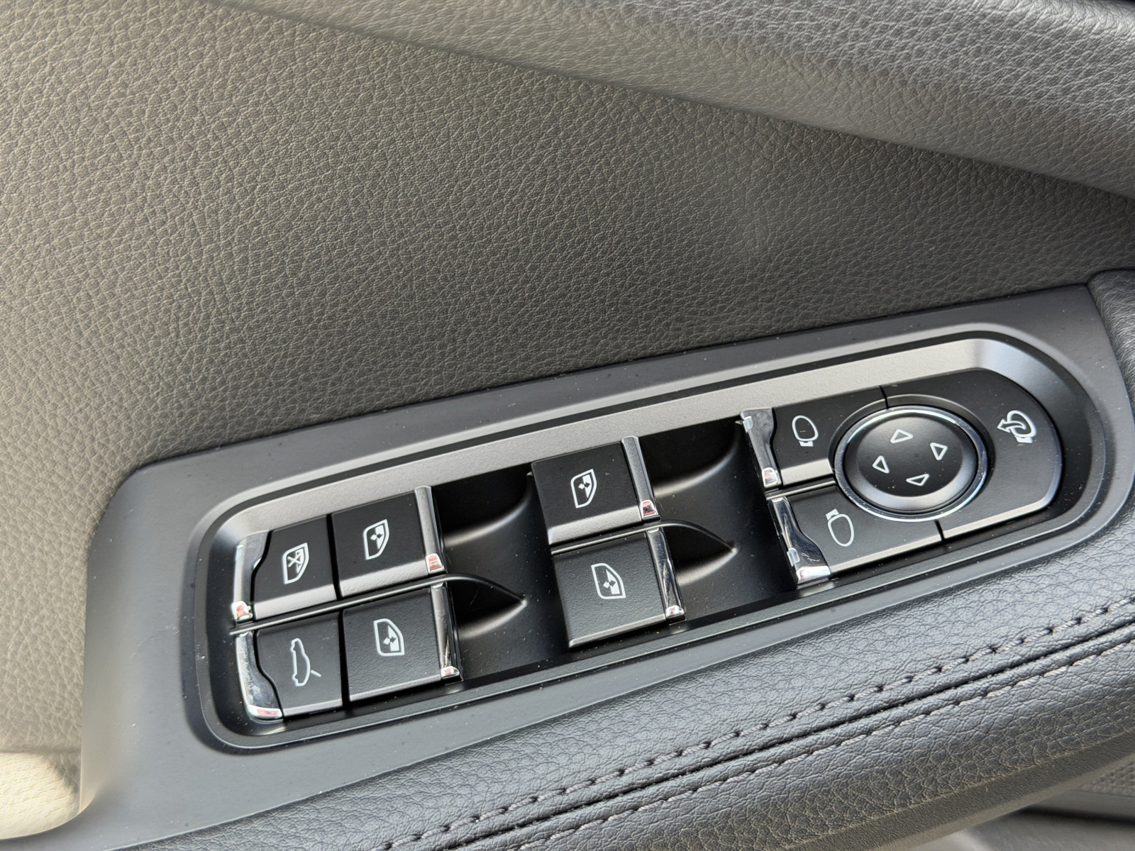 New 2026 Porsche Macan AWD/4WD image 22