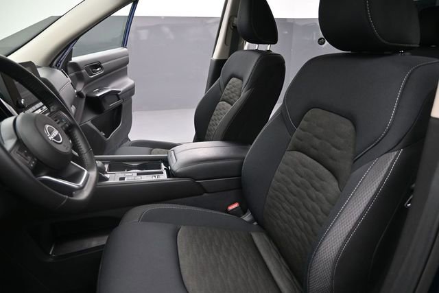 Used 2025 Nissan Pathfinder SV FWD image 18