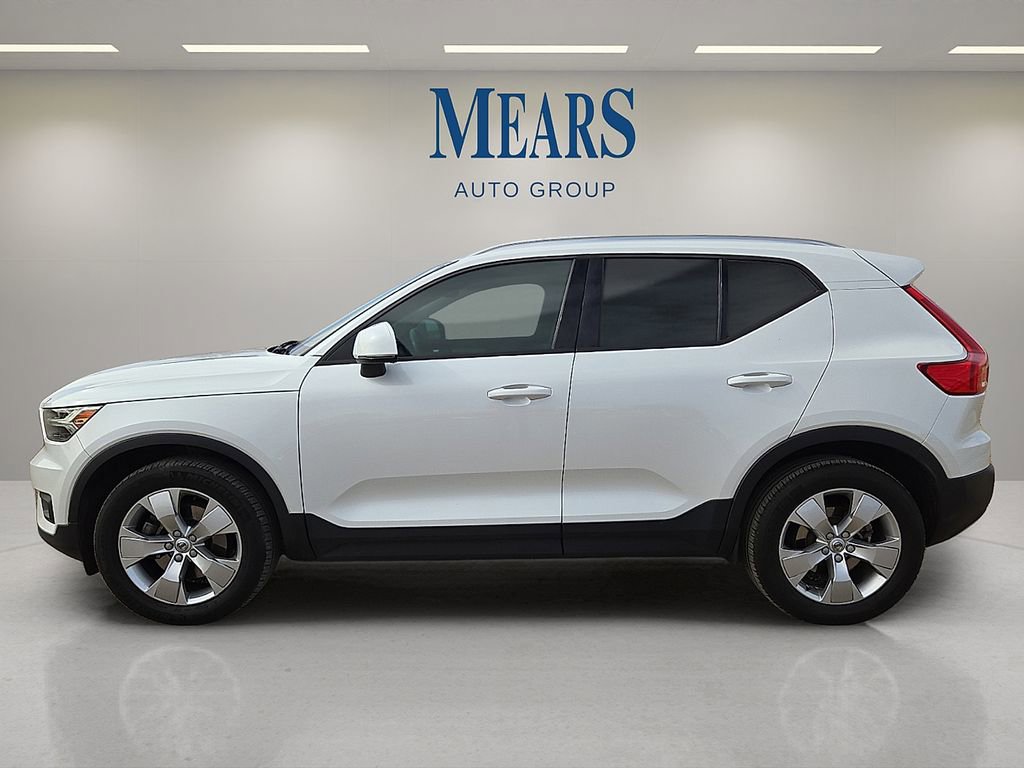 Certified 2021 Volvo XC40 T5 Momentum image 2
