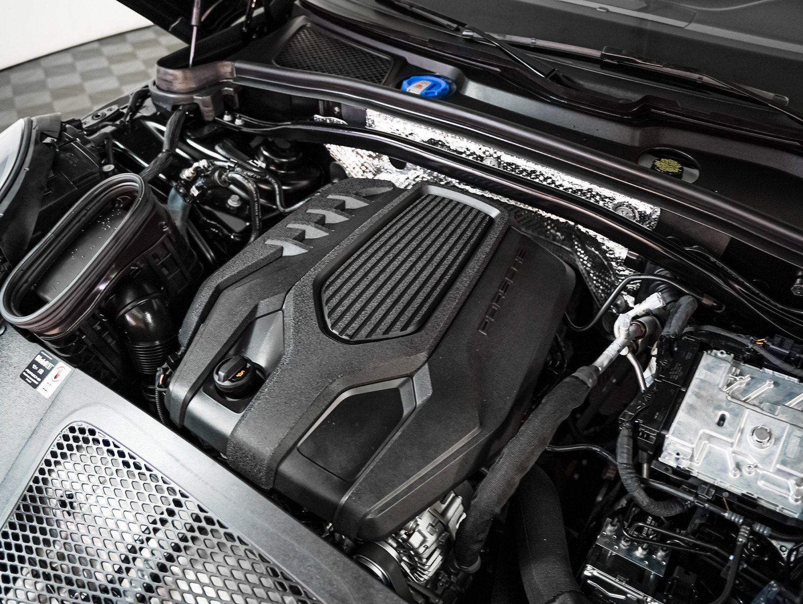 Certified 2025 Porsche Macan image 12