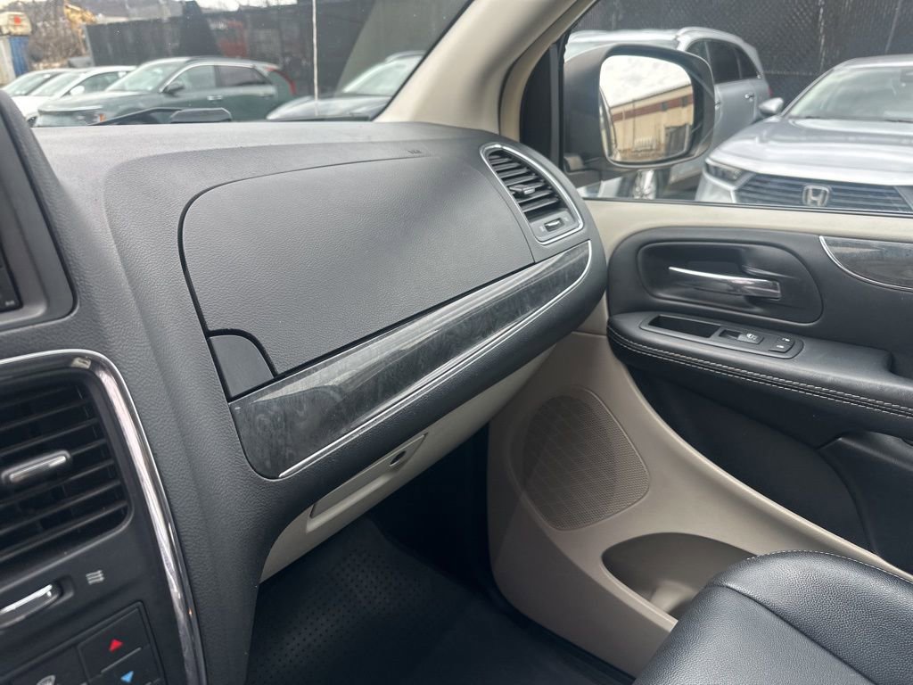 Used 2015 Chrysler Town & Country Touring w/ Driver Convenience Group FWD image 20