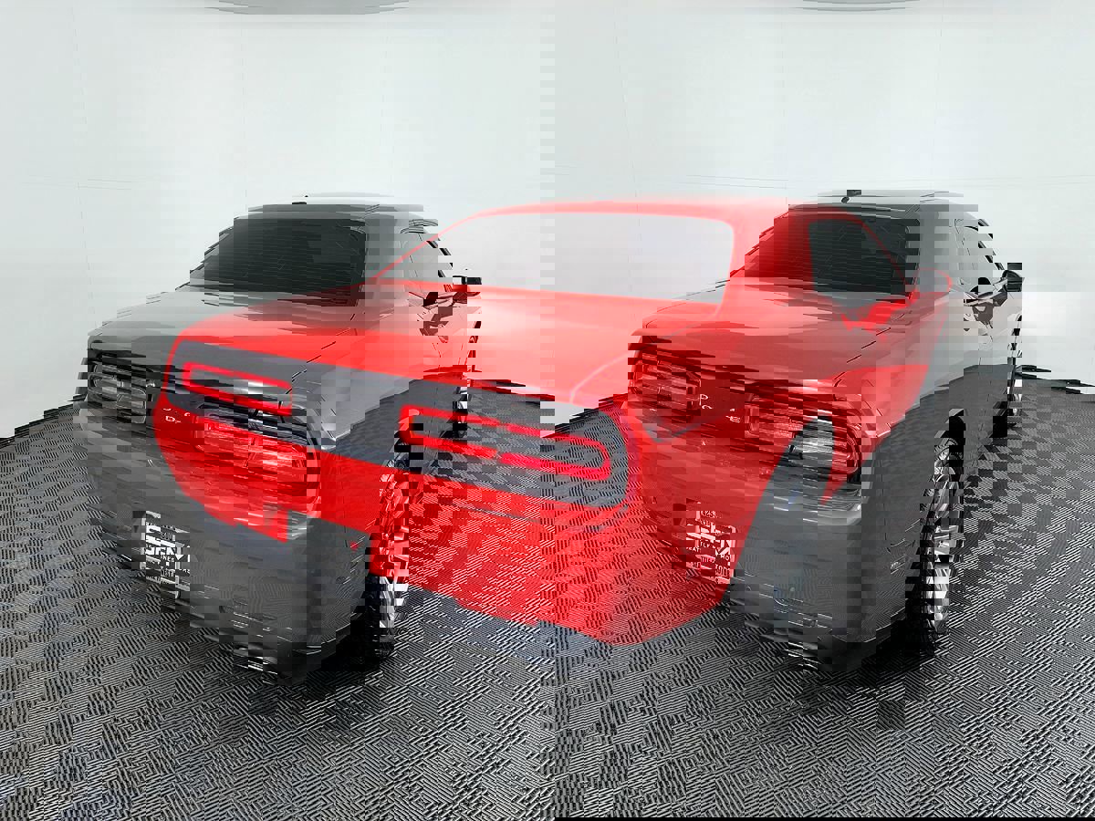 Used 2015 Dodge Challenger SXT w/ Driver Convenience Group RWD image 9