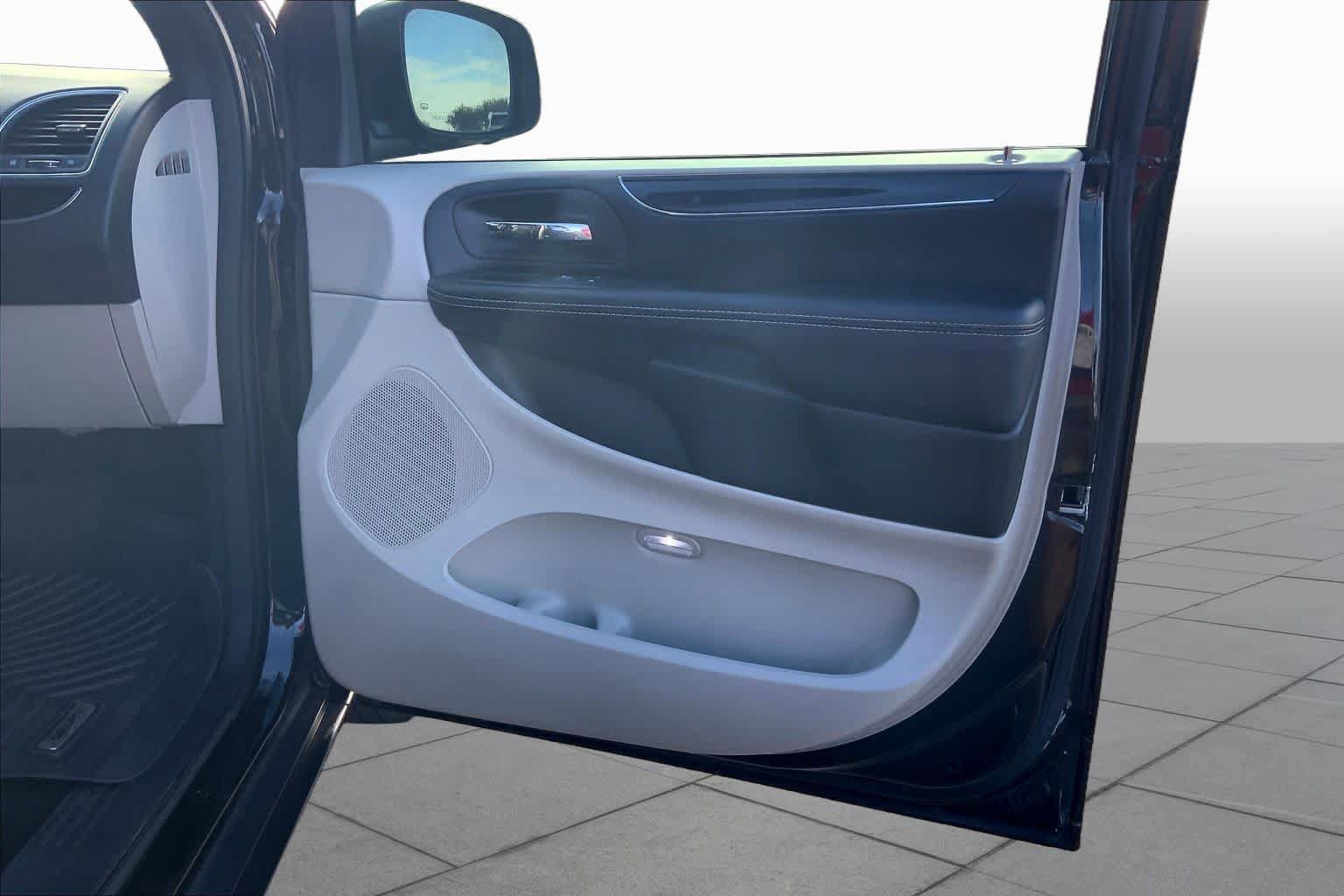 Used 2019 Dodge Grand Caravan SXT FWD image 23