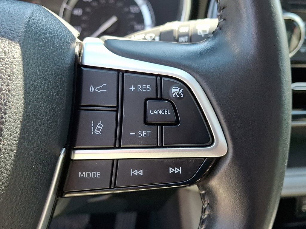 Used 2022 Toyota Highlander XLE AWD/4WD image 23