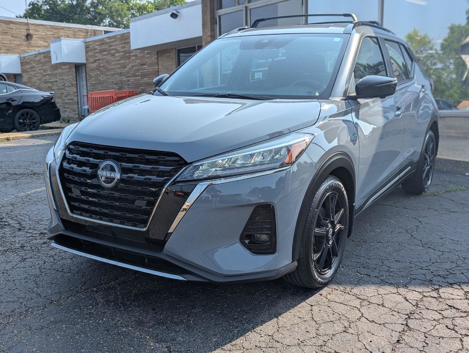 Used 2023 Nissan Kicks SR w/ Exterior Package FWD image 3